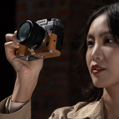 【予約】レザー カメラケース (FUJIFILM X-S20用 / クレイブラウン)