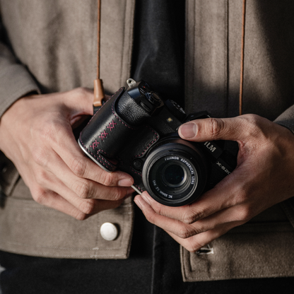 【予約】レザー カメラケース (FUJIFILM X-S20用 / クレイブラウン)