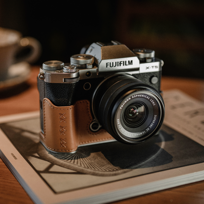 【予約】レザー カメラケース (FUJIFILM X-S20用 / クレイブラウン)