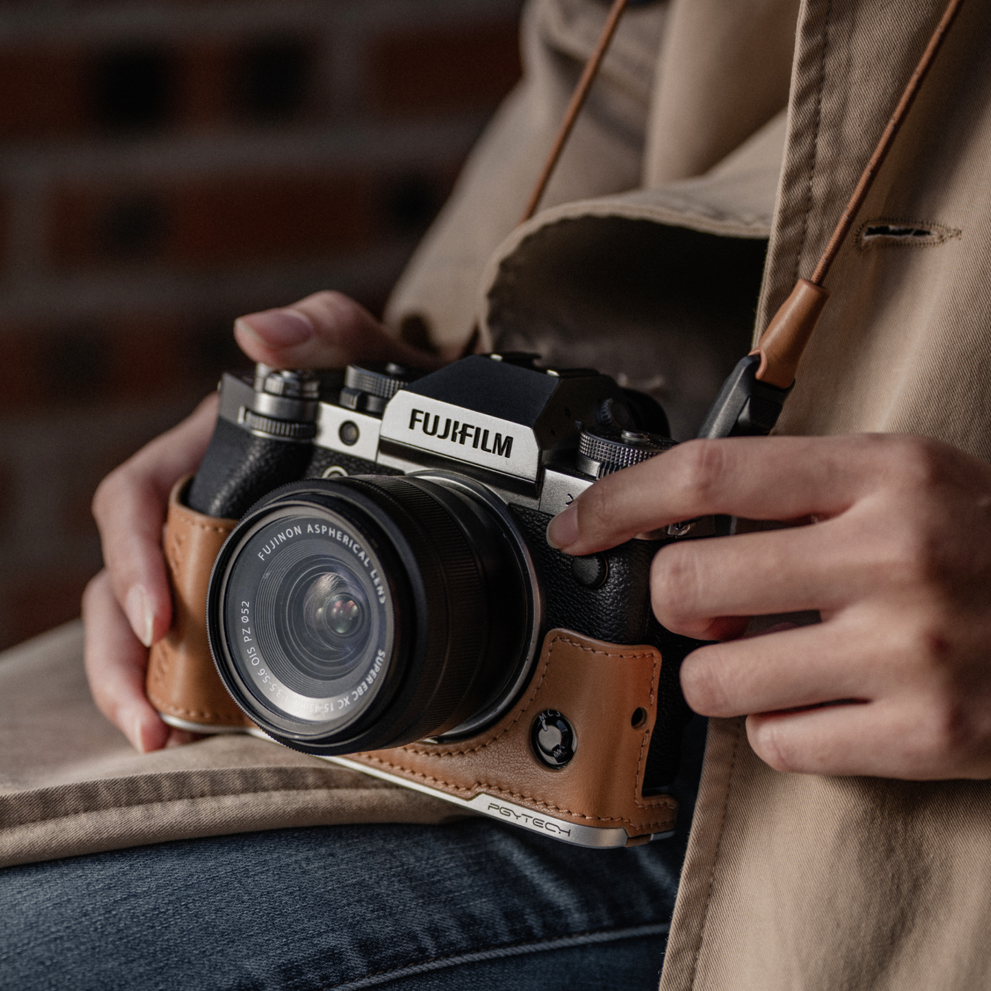 【予約】レザー カメラケース (FUJIFILM X-S20用 / クレイブラウン)