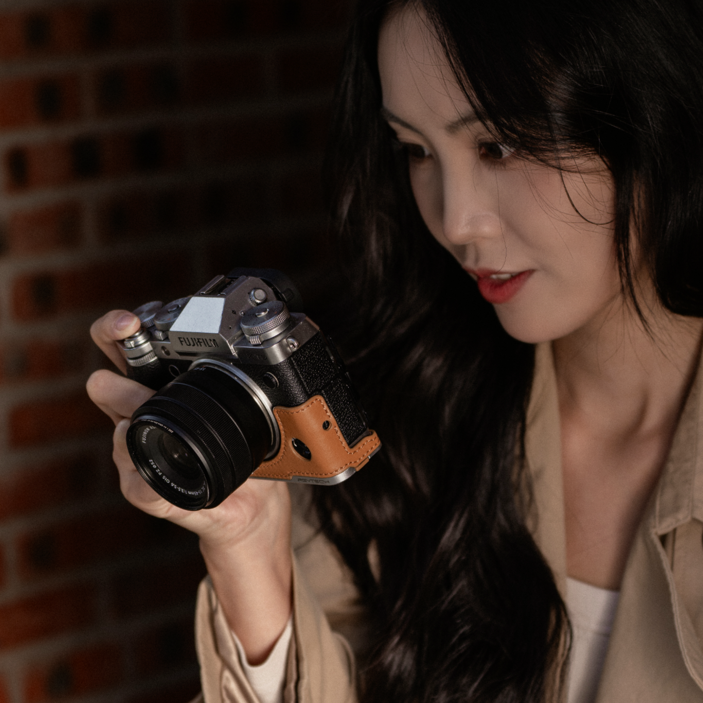 【予約】レザー カメラケース (FUJIFILM X-S20用 / クレイブラウン)