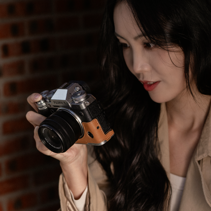 【予約】レザー カメラケース (FUJIFILM X-S20用 / クレイブラウン)