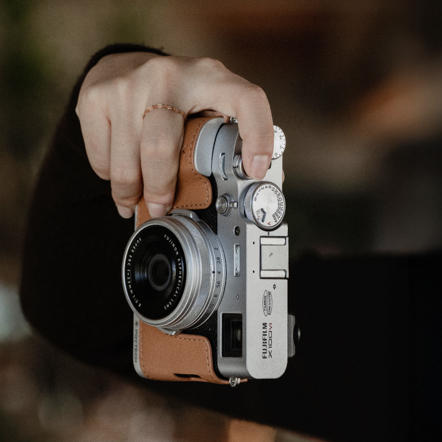 【予約】レザー カメラケース (FUJIFILM X-S20用 / クレイブラウン)