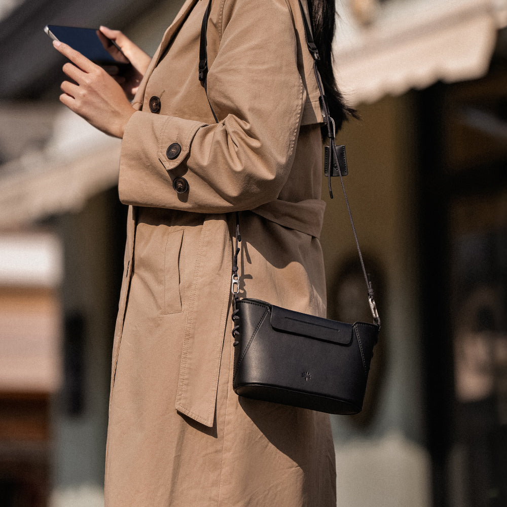 1. 『MONOCHROME』& PORTFOLIO OneGo Classic クロスボディ フォンバッグ (エレガントブラック